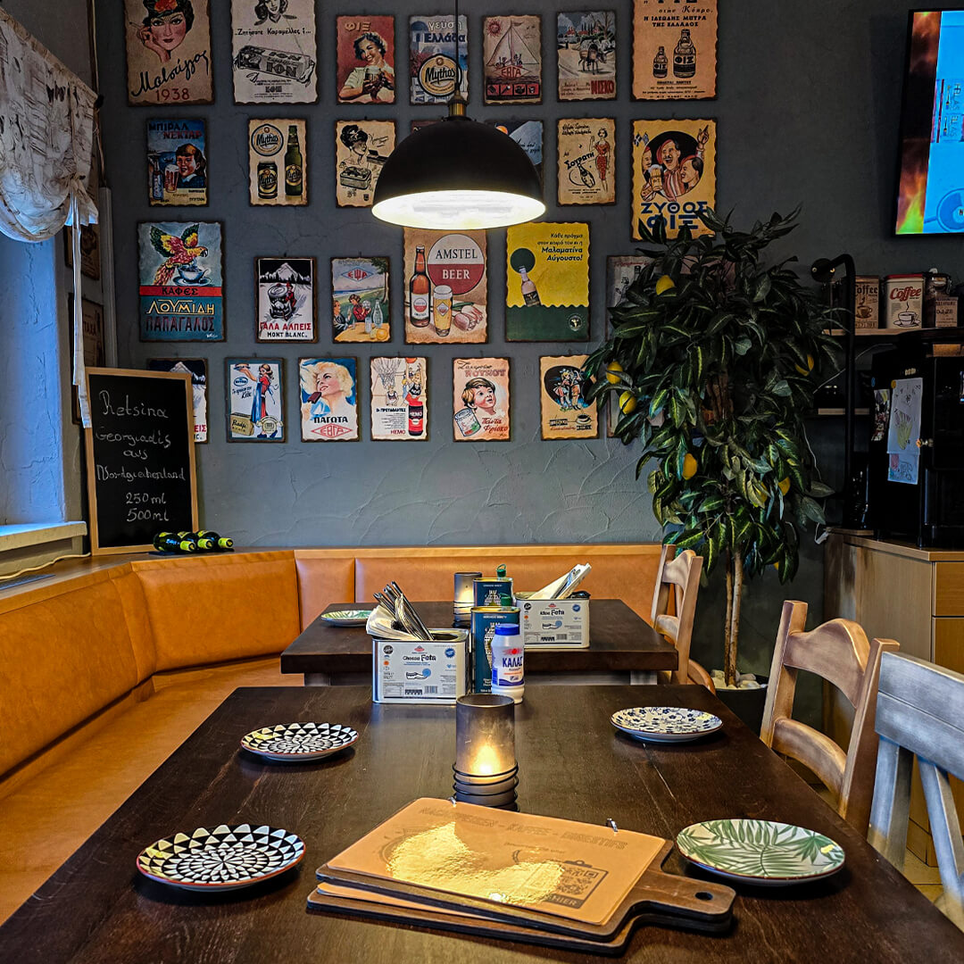 Traditionelle griechische Taverne mit lebhaften Farben im Hellas Taverna.