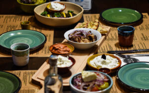 Griechische Meze Tapas auf reich gedecktem Tisch im Hellas Taverna in Untermeitingen nahe Schwabmünchen und Augsburg
